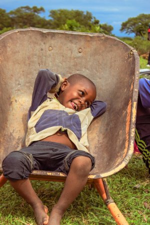 Foto de Abuja, Nigeria - 5 de octubre de 2022: Retrato de un niño africano. Momentos francos al azar con niños africanos. - Imagen libre de derechos