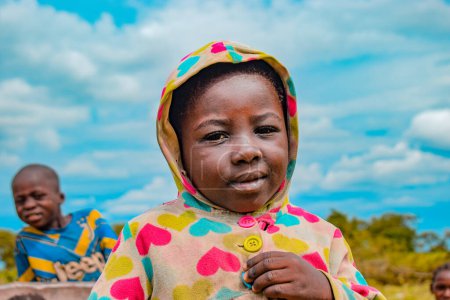 Téléchargez les photos : État du Plateau, Nigéria - 6 octobre 2022 : Les enfants africains sur l'herbe - en image libre de droit