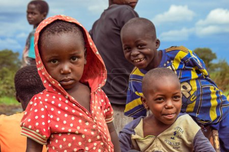 Téléchargez les photos : État du Plateau, Nigéria - 6 octobre 2022 : Les enfants africains sur l'herbe - en image libre de droit