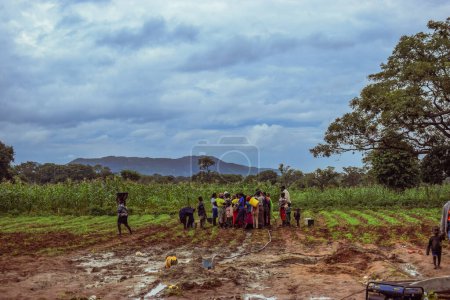 Téléchargez les photos : Jos East, État du Plateau - 12 mai 2021 : Processus de forage d'eau dans une communauté africaine avec des équipements mécanisés. Machine de forage Projet d'eau rurale. - en image libre de droit
