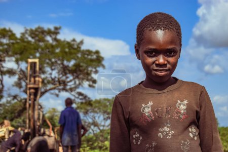Téléchargez les photos : Jos East, État du Plateau, Nigéria - 12 mai 2021 : Portrait d'un garçon africain heureux sur fond de ciel bleu - en image libre de droit
