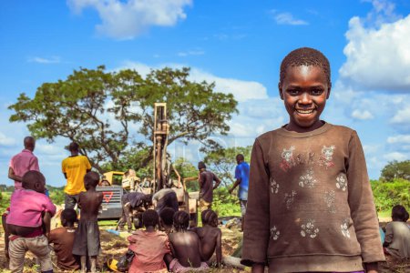 Foto de Jos East, Plateau State, Nigeria - 12 de mayo de 2021: Retrato de un niño africano feliz sobre un fondo azul del cielo - Imagen libre de derechos
