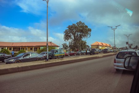 Téléchargez les photos : Nigeria - 20 juin 2023 : voitures sur la route dans la ville africaine - en image libre de droit