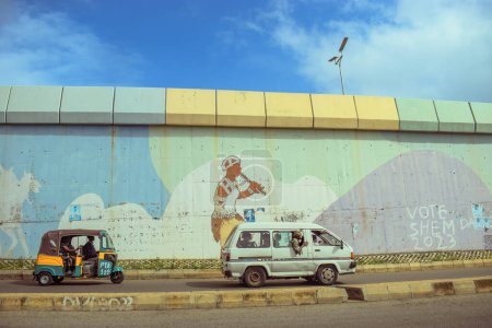 Foto de Abuja, Nigeria - 20 de junio de 2023: Vista sobre el colorido graffiti étnico en la pared de la ciudad de Abuja - Imagen libre de derechos