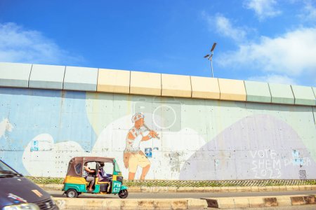 Foto de Abuja, Nigeria - 20 de junio de 2023: Vista sobre el colorido graffiti étnico en la pared de la ciudad de Abuja - Imagen libre de derechos