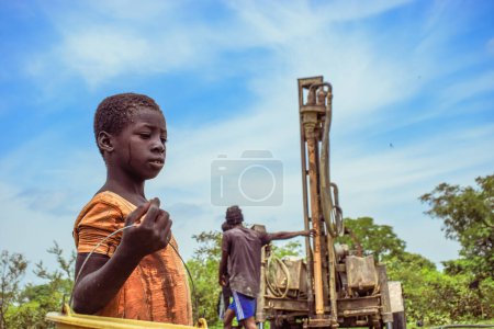Foto de Abuja, Nigeria - 8 de octubre de 2022: Africans Fetching Water. Solución de agua limpia en la comunidad africana - Imagen libre de derechos