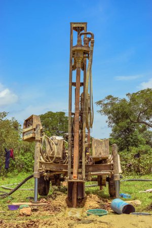 Téléchargez les photos : Jos East, État du Plateau, Nigéria - 12 mai 2021 : Processus de forage de l'eau dans une communauté africaine avec des équipements mécanisés. Machine de forage Projet d'eau rurale. - en image libre de droit