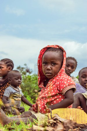 Foto de Plateau State, Nigeria - 6 de octubre de 2022: Niños africanos en la hierba - Imagen libre de derechos