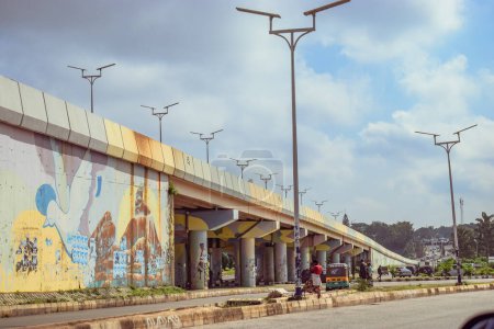 Téléchargez les photos : Abuja, Nigeria - 20 juin 2023 : Vue sur les graffitis colorés sur le mur de la ville d'Abuja - en image libre de droit