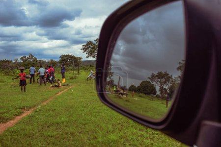 Téléchargez les photos : Nigeria - 20 juin 2023 : vue des Africains dans un miroir de voiture - en image libre de droit