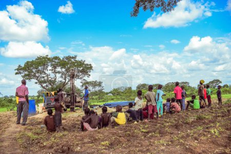 Foto de Jos East, Plateau State - 12 de mayo de 2021: Proceso de perforación de agua en una comunidad africana con equipos mecanizados. Perforadora Proyecto Agua Rural. - Imagen libre de derechos