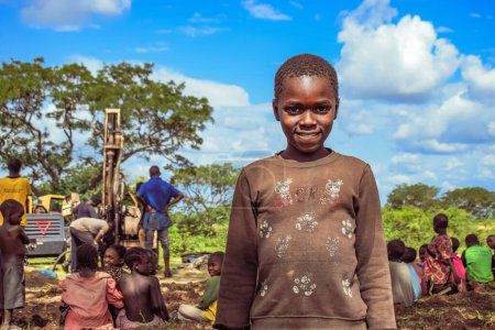 Foto de Jos East, Plateau State, Nigeria - 12 de mayo de 2021: Retrato de un niño africano feliz sobre un fondo azul del cielo - Imagen libre de derechos