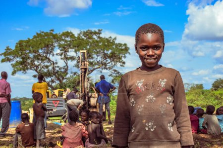 Téléchargez les photos : Jos East, État du Plateau, Nigéria - 12 mai 2021 : Portrait d'un garçon africain heureux sur fond de ciel bleu - en image libre de droit