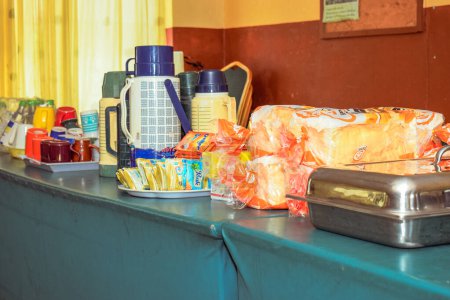 Foto de Nigeria - 20 de junio de 2023: snacks y tazas en la mesa para una pausa para el café - Imagen libre de derechos