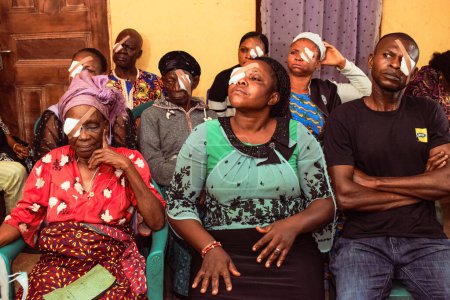 Foto de Abuja, Nigeria - 25 de diciembre de 2021: Personas de mediana edad africanas diagnosticadas de catarata y preparadas para cirugía. - Imagen libre de derechos