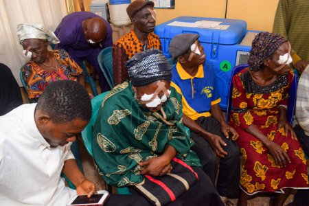 Téléchargez les photos : Abuja, Nigéria - 25 décembre 2021 : Des Africains d'âge moyen diagnostiqués de cataracte et préparés pour la chirurgie. - en image libre de droit