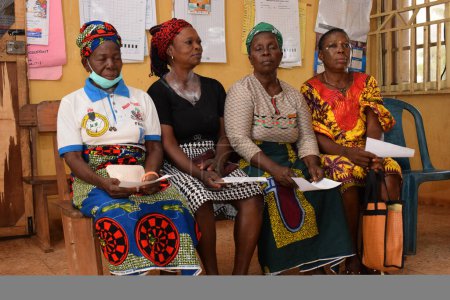 Téléchargez les photos : Abuja, Nigeria - 20 décembre 2021 : Africains assis en attente d'une file d'attente pour des soins médicaux gratuits et de l'attention dans une communauté rurale. - en image libre de droit