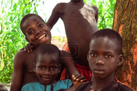 Téléchargez les photos : Opialu, État de Benue, Nigéria - 6 mars 2021 : Enfants africains dans un village - en image libre de droit
