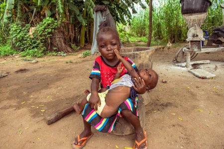 Téléchargez les photos : Opialu, État de Benue, Nigéria - mars 6, 2021 : Portrait d'un frère ou d'une sœur africain à la recherche d'aide médicale - en image libre de droit