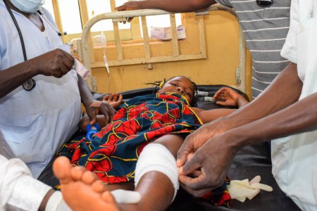Téléchargez les photos : État d'Edo - 25 décembre 2021 : Un Africain se rétablit sur un lit dans une clinique rurale Ward After a Successful Surgery - en image libre de droit