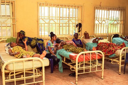 Téléchargez les photos : État d'Edo - 25 décembre 2021 : Des Africains se rétablissent sur un lit dans une clinique rurale Ward After a Successful Surgery - en image libre de droit