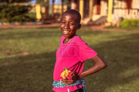 Foto de Abuja, Nigeria - 6 de noviembre de 2021: Retrato de un niño africano con una sonrisa. - Imagen libre de derechos
