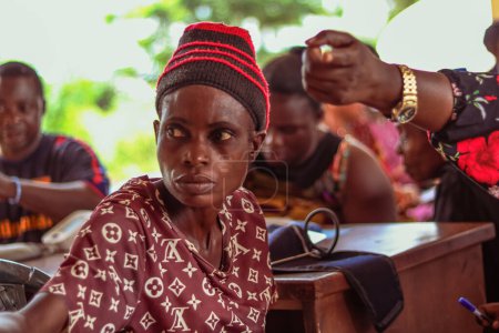 Téléchargez les photos : Abuja, Nigeria - 30 janvier 2023 : Consultation d'un patient africain dans un village. Séance de counseling individuelle avec un thérapeute dans une communauté locale. - en image libre de droit