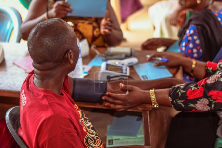 Foto de Abuja, Nigeria - 30 de enero de 2023: Consulta al paciente africano en una aldea. Sesión de asesoramiento individual con un terapeuta en una comunidad local. - Imagen libre de derechos