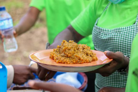Téléchargez les photos : Peuple africain en train de manger - en image libre de droit
