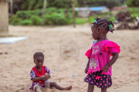 Foto de Plateau State, Nigeria - 5 de junio de 2022: Retrato de niños africanos. Momentos sinceros al azar con el niño Fulani africano. - Imagen libre de derechos