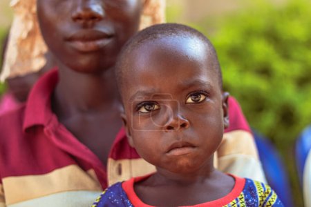 Téléchargez les photos : Opialu, Benue Etat - février 6, 2022 : African Child with mother looking at the camera - en image libre de droit