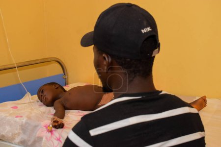 Téléchargez les photos : Ikeja, État de Lagos, Nigéria - 5 octobre 2021 : Portrait d'un enfant africain recevant des soins médicaux - en image libre de droit