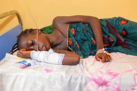 Foto de Ikeja, estado de Lagos, Nigeria - 5 de octubre de 2021: Retrato de un niño africano recibiendo atención médica - Imagen libre de derechos