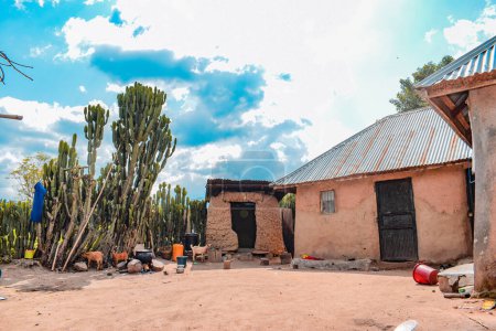 Foto de Opialu, estado de Benue, Nigeria - 6 de marzo de 2021: Estructura de vivienda típica en una aldea africana en una tarde cálida - Casa de barro - Imagen libre de derechos