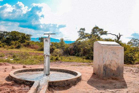 Foto de Karara, Nasarawa State, Nigeria - 5 de mayo de 2021: 360 Degree View of a Newly Constructed Indian Hand Pump Borewell in a Rural Community in Africa. Agua corriente desde un punto de agua de pozo comunitario - Imagen libre de derechos