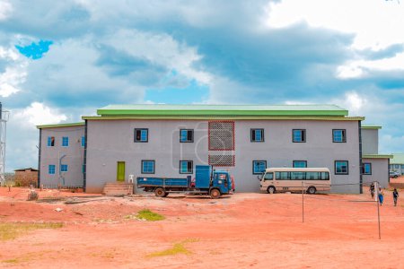 Téléchargez les photos : Jos East, État du Plateau - 12 mai 2021 : Construction d'écoles dans la communauté africaine pour la journée et l'embarquement des élèves. Structural Designs for Learning Centers. Beau paysage par une journée nuageuse - en image libre de droit