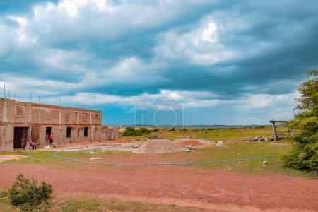 Téléchargez les photos : Opialu, État de Benue, Nigéria - mars 6, 2021 : Structure de logement typique dans un village africain un après-midi chaud - Mud House - en image libre de droit