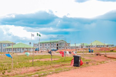 Téléchargez les photos : Jos East, État du Plateau - 12 mai 2021 : Construction d'écoles dans la communauté africaine pour la journée et l'embarquement des élèves. Structural Designs for Learning Centers. Beau paysage par une journée nuageuse - en image libre de droit