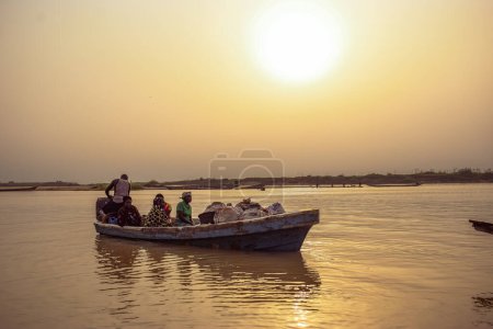 Téléchargez les photos : Delta State, Nigeria - 9 décembre 2021 : Utilisation du transport par eau dans les communautés africaines. Utilisation commerciale des rivières africaines. Achats et ventes en milieu rural. Pêche dans les villages africains. - en image libre de droit