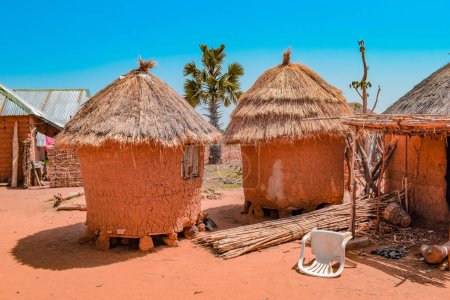 Téléchargez les photos : Opialu, État de Benue, Nigéria - mars 6, 2021 : Structure de logement typique dans un village africain un après-midi chaud - Mud House - en image libre de droit