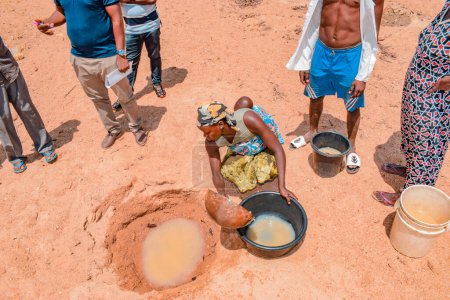 Foto de Jos East, Plateau State, Nigeria - 12 de mayo de 2021: Los africanos buscan agua contaminada e inmunda en un estanque o arroyo para su consumo diario - Imagen libre de derechos