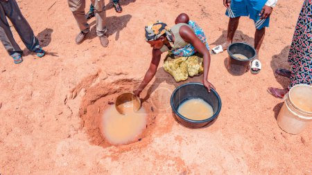 Foto de Jos East, Plateau State, Nigeria - 12 de mayo de 2021: Los africanos buscan agua contaminada e inmunda en un estanque o arroyo para su consumo diario - Imagen libre de derechos