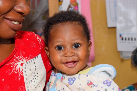 Foto de Abuja, Nigeria - 5 de octubre de 2021: Retrato de un niño africano sonriente - Imagen libre de derechos