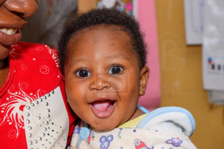 Téléchargez les photos : Abuja, Nigeria - 5 octobre 2021 : Portrait d'un enfant africain souriant - en image libre de droit