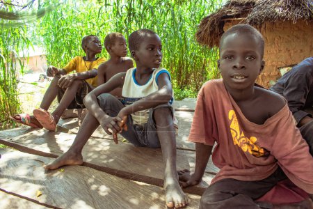 Foto de Abuja, Nigeria - 5 de junio de 2022: Retrato de un niño africano. Momentos francos al azar con niños africanos. - Imagen libre de derechos