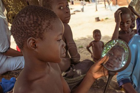 Foto de Abuja, Nigeria - 5 de junio de 2022: Retrato de un niño africano. Momentos francos al azar con niños africanos. - Imagen libre de derechos