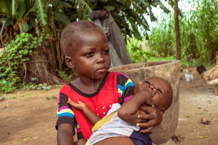 Téléchargez les photos : Abuja, Nigéria - 5 juin 2022 : Portrait d'un enfant africain. Moments de franchise aléatoires avec des enfants africains. - en image libre de droit