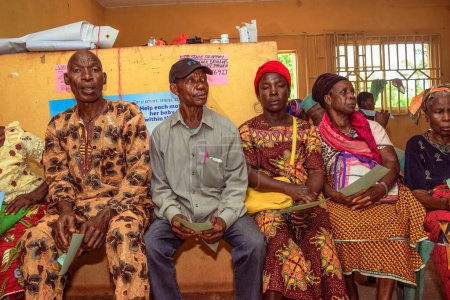 Téléchargez les photos : Aluu, Port Harcourt, Nigeria - 10 août 2021 : Les Africains en attente de soins médicaux et d'attention dans une communauté rurale - en image libre de droit