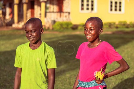 Foto de Plateau State, Nigeria - 6 de octubre de 2022: Niños africanos se divierten. Momentos tontos con niños africanos locales al aire libre bajo un soleado cielo azul. - Imagen libre de derechos