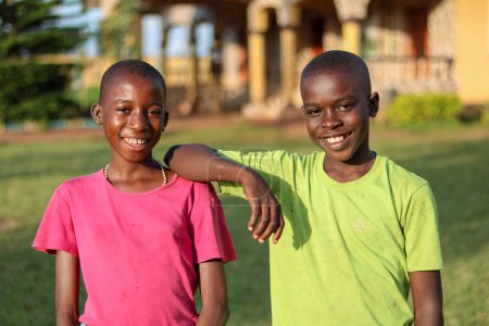 Téléchargez les photos : État du Plateau, Nigéria - 6 octobre 2022 : Les enfants africains passent un bon moment. Dingo moments avec les enfants africains locaux en plein air sous un environnement ensoleillé ciel bleu. - en image libre de droit